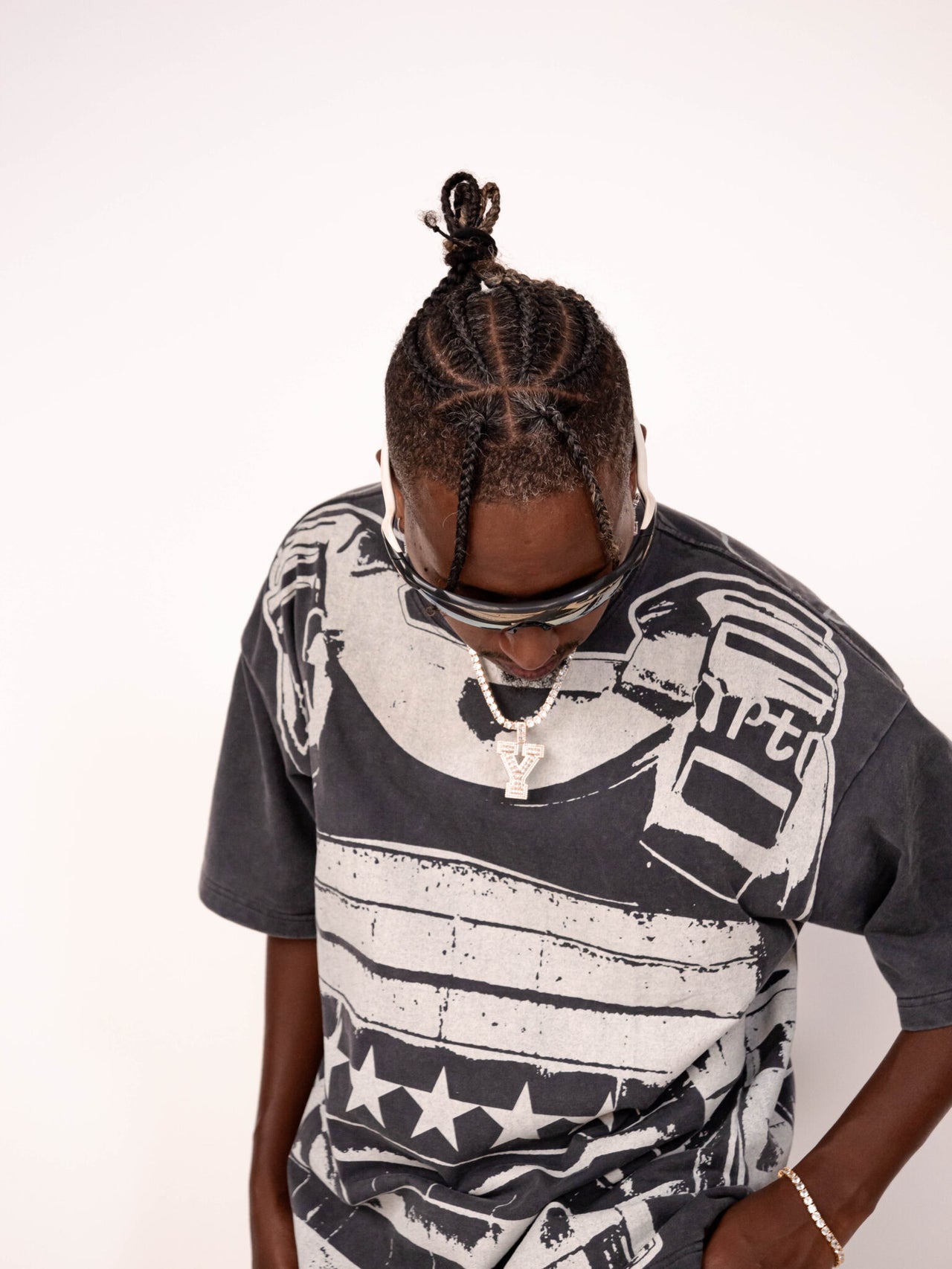 חולצת טי אוברסייז לגברים – הדפס אפוד קרמי מלפנים בגוון לבן ואפור