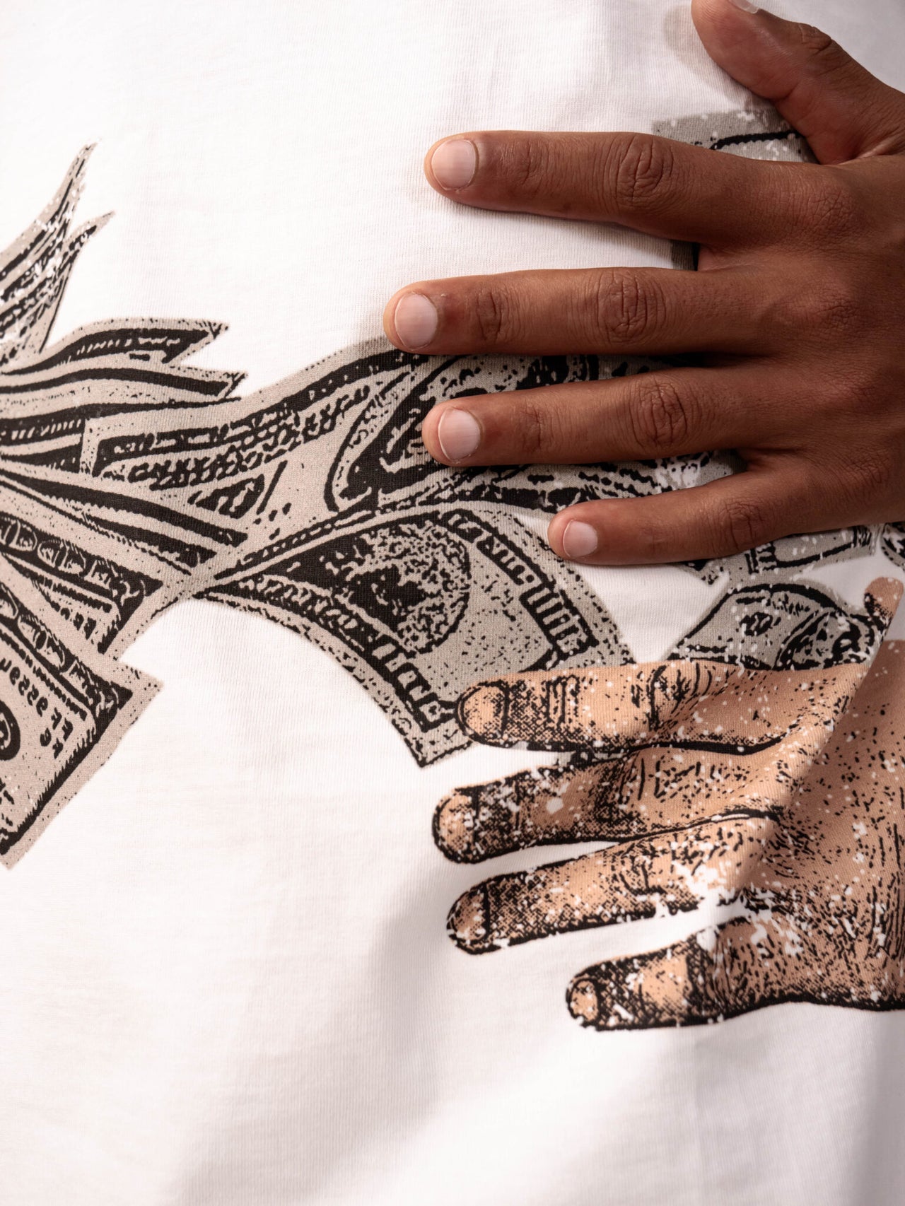 חולצת טי אוברסייז לגברים – הדפס ידיים עם שטרות דולר על רקע לבן