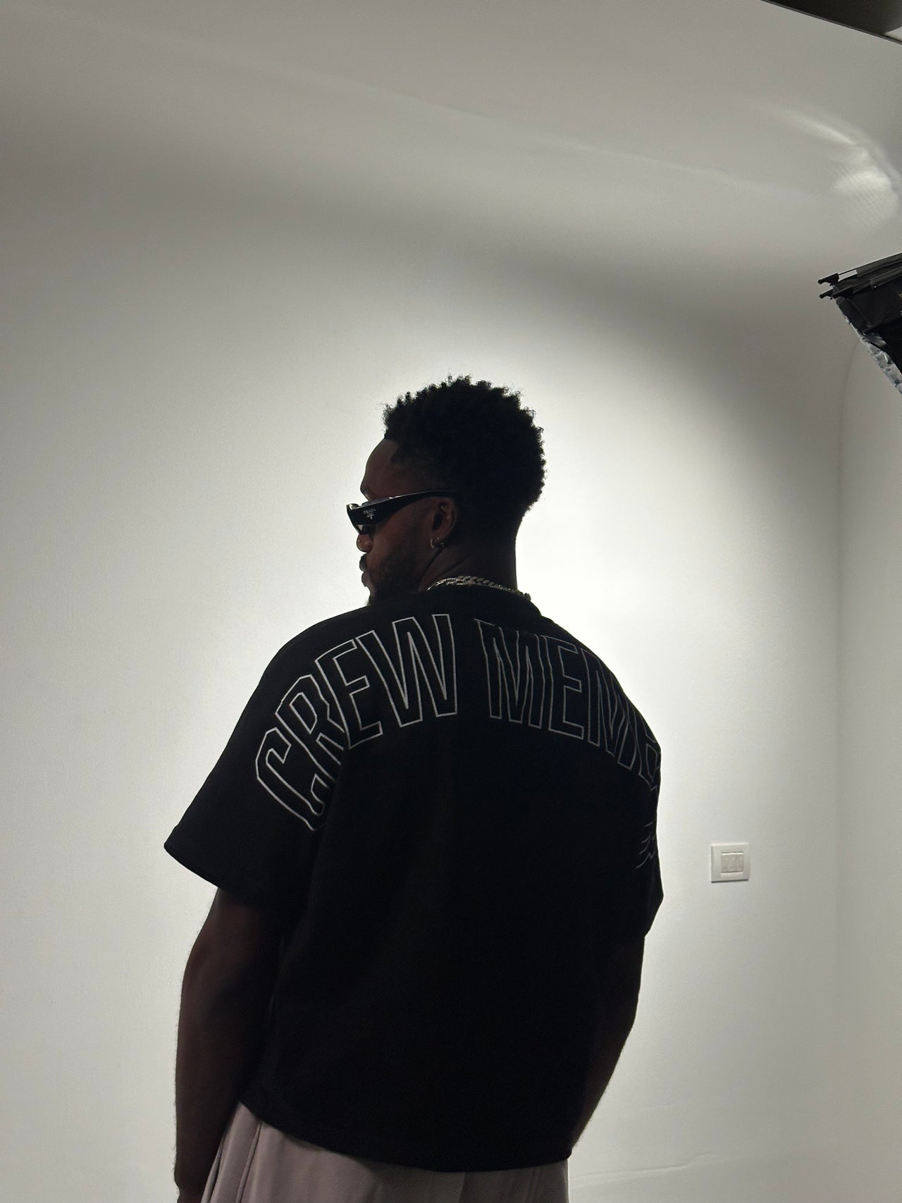 חולצת בוקסי שחורה עם הדפס פלאן טי בחזה בעיצוב מינימליסטי