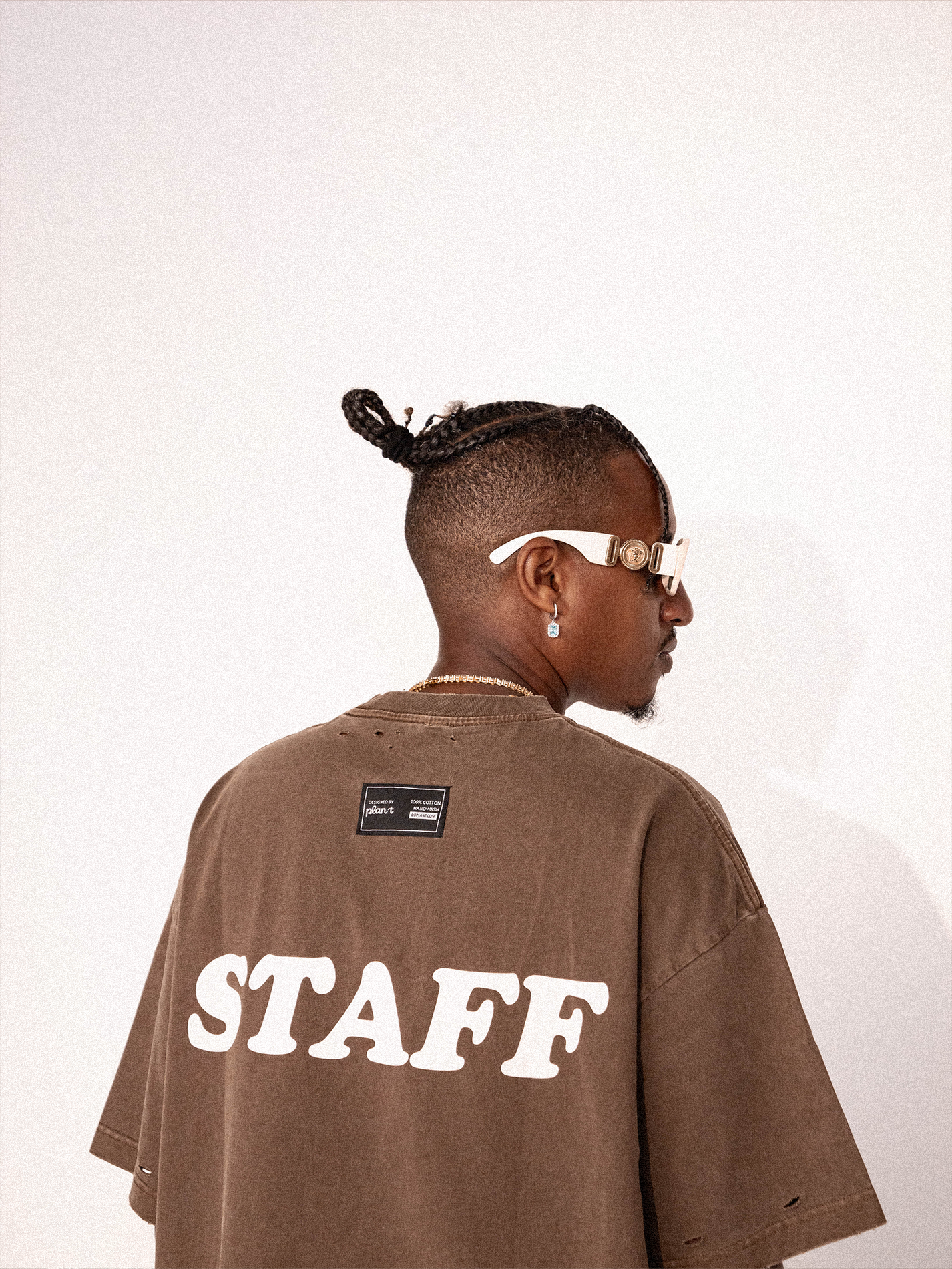 תמונה אילוסטרציה חום עמוד השראה 4 חולצה קרעים חומה